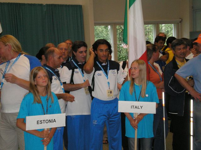 Gli atleti italiani sono tutti allineati, e, davanti a loro, una portabandiere col cartello ITALIA.